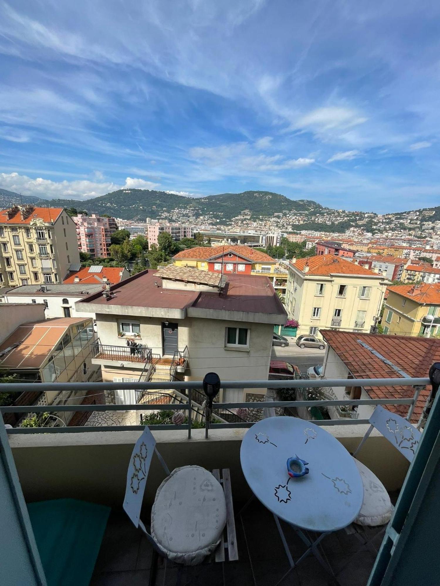 Avec Vue Sur *