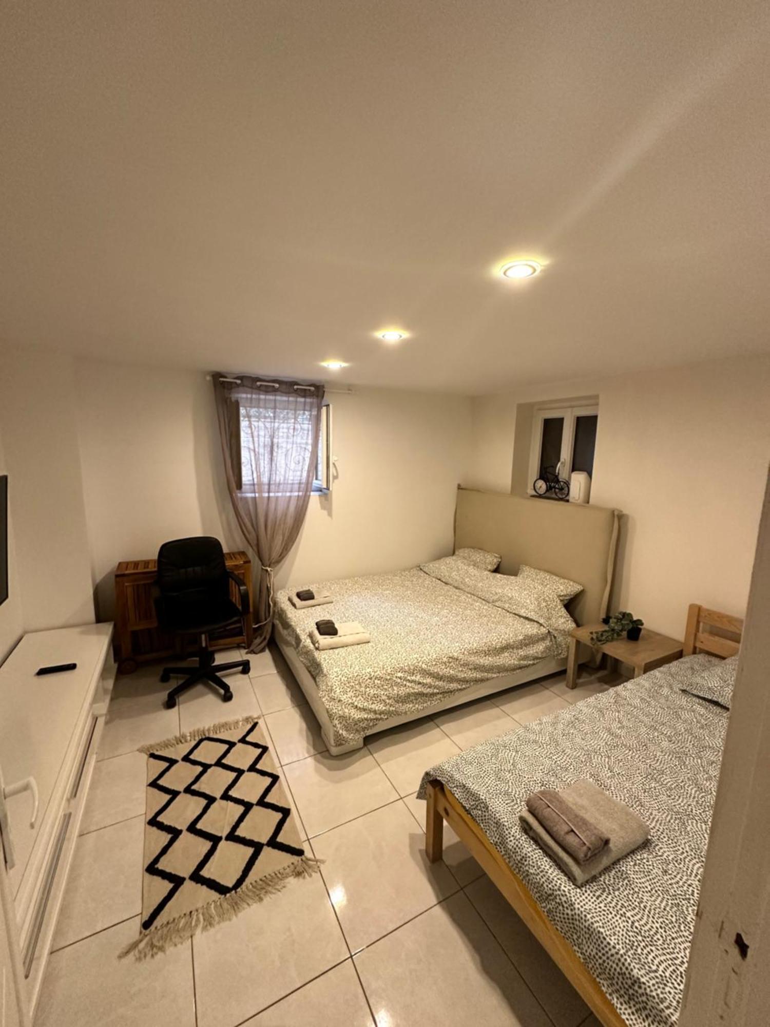 Appartement Jolie Proche Et Aeroport Salon Avec Cuisine