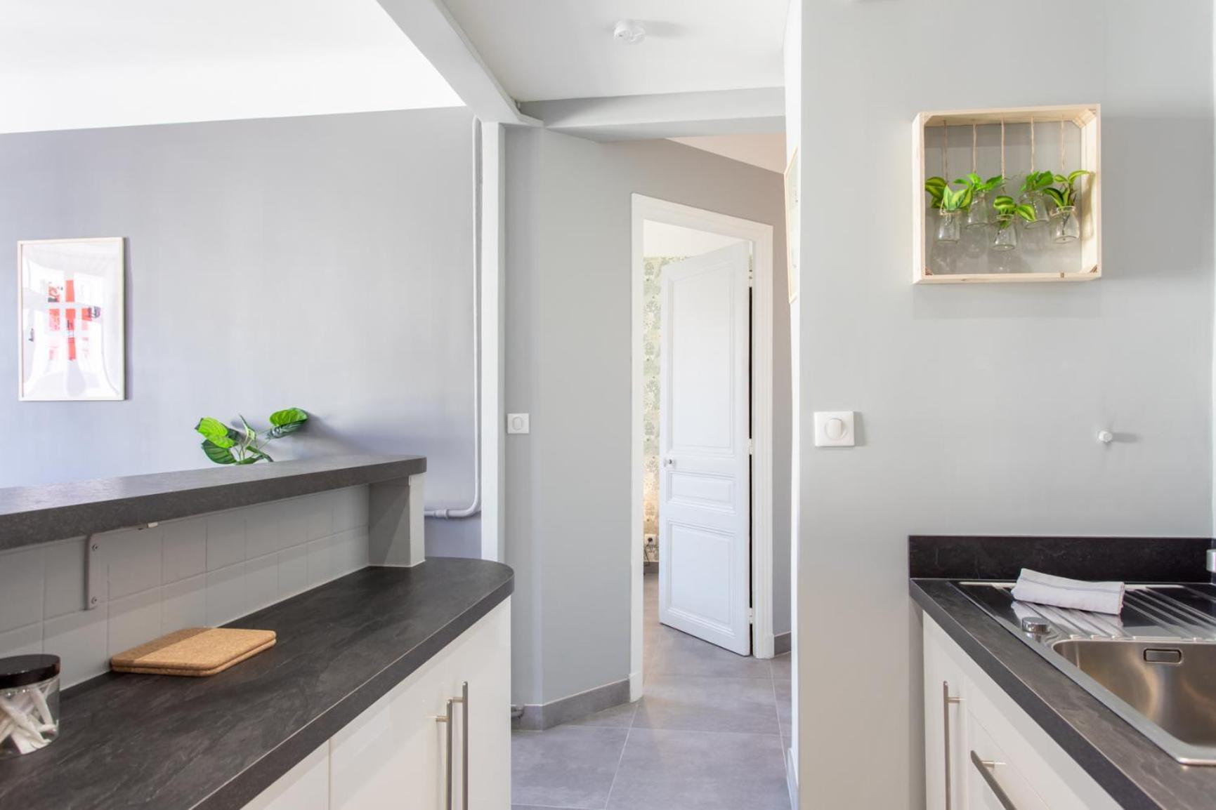 L12 Port Window 1bedroom Wifi 5mins & Nice's Cap Apartment *