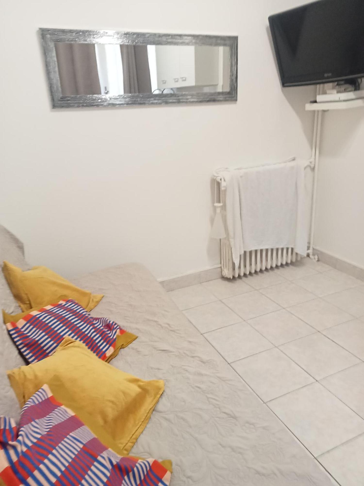 Centre- Small Pied-a-terre Near Beaches Apartment