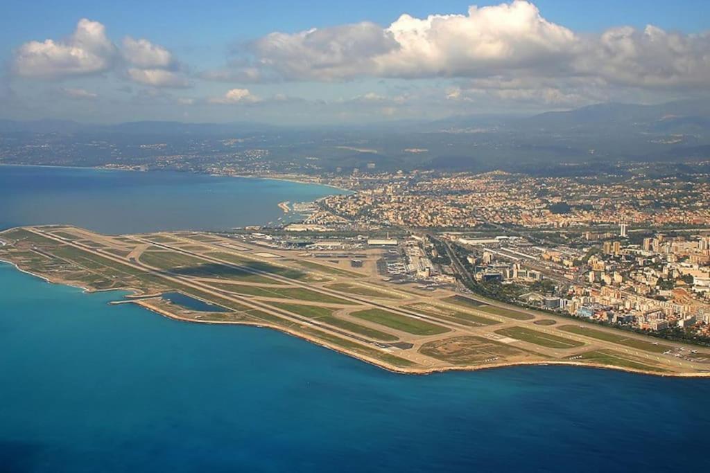 Large Flat Terrace Sea View, Promenade Des *