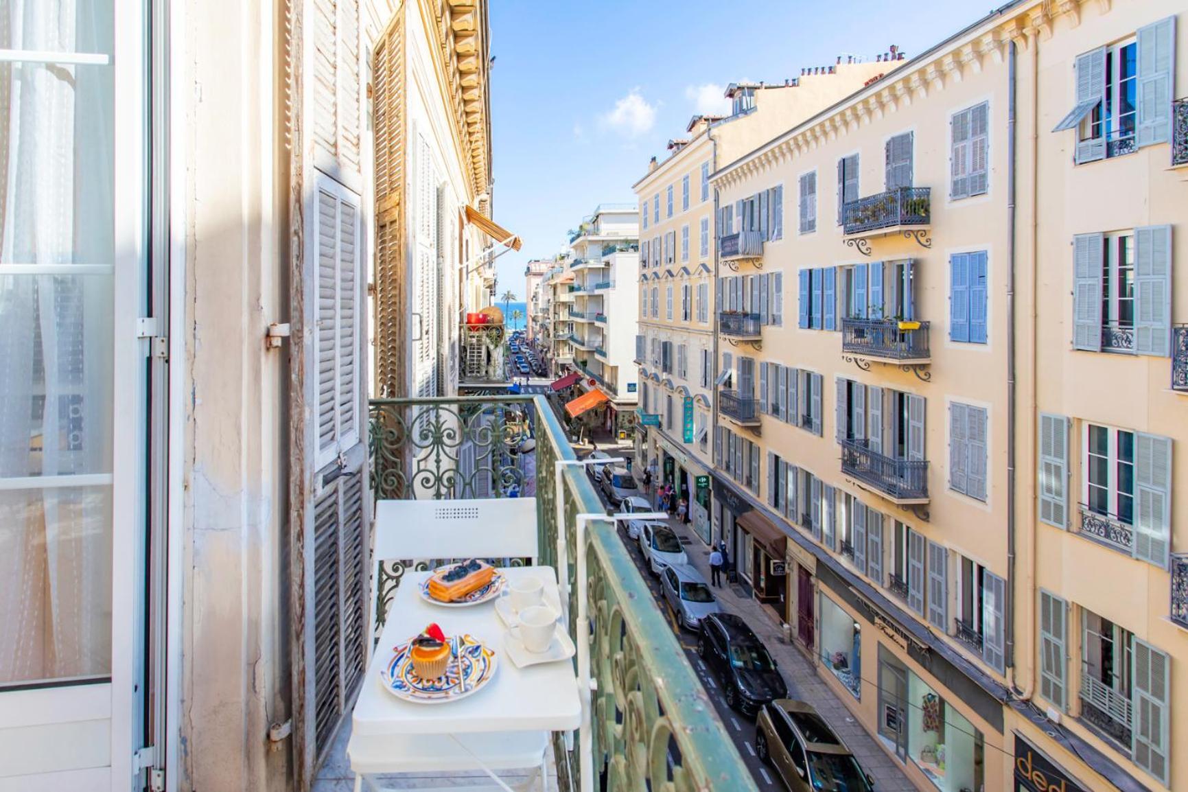 Apartment #13 Orange Ac Wifi Balcony 3mins Walk Sea Front *