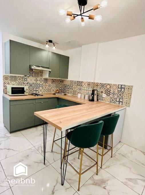 Charming Downtown - Ac - Wifi - Private Entrance Apartment *