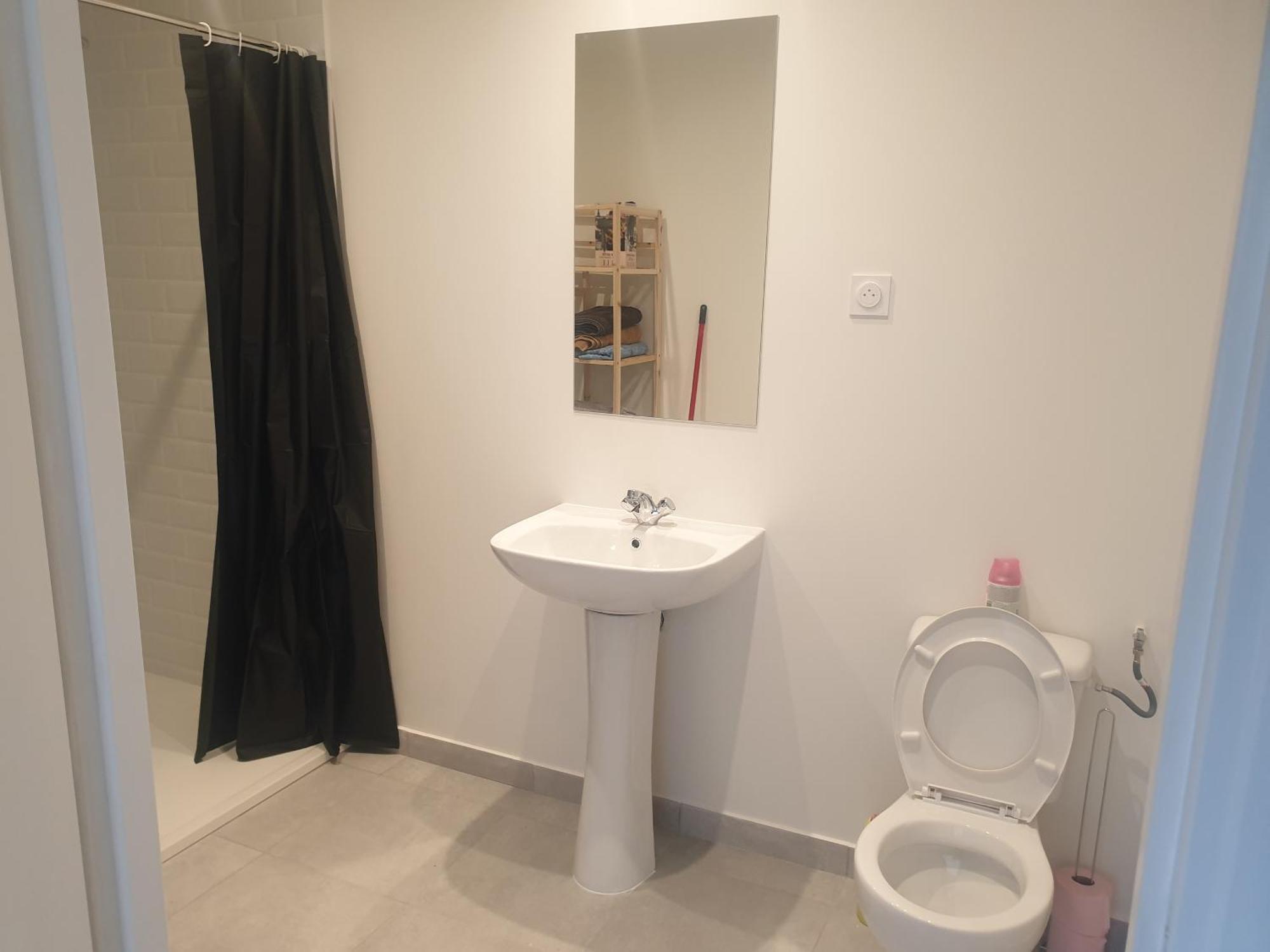 Renove 2023 Proche Aeroport 5min, Gare Sncf 2 Min, Tramway Au Pied De L'immeuble , Parking Possible, Renovated 2023 Near The Airport 5 Min, Train Station 2 Min, Tram Next To The Building 1 Min, Parking Possible *