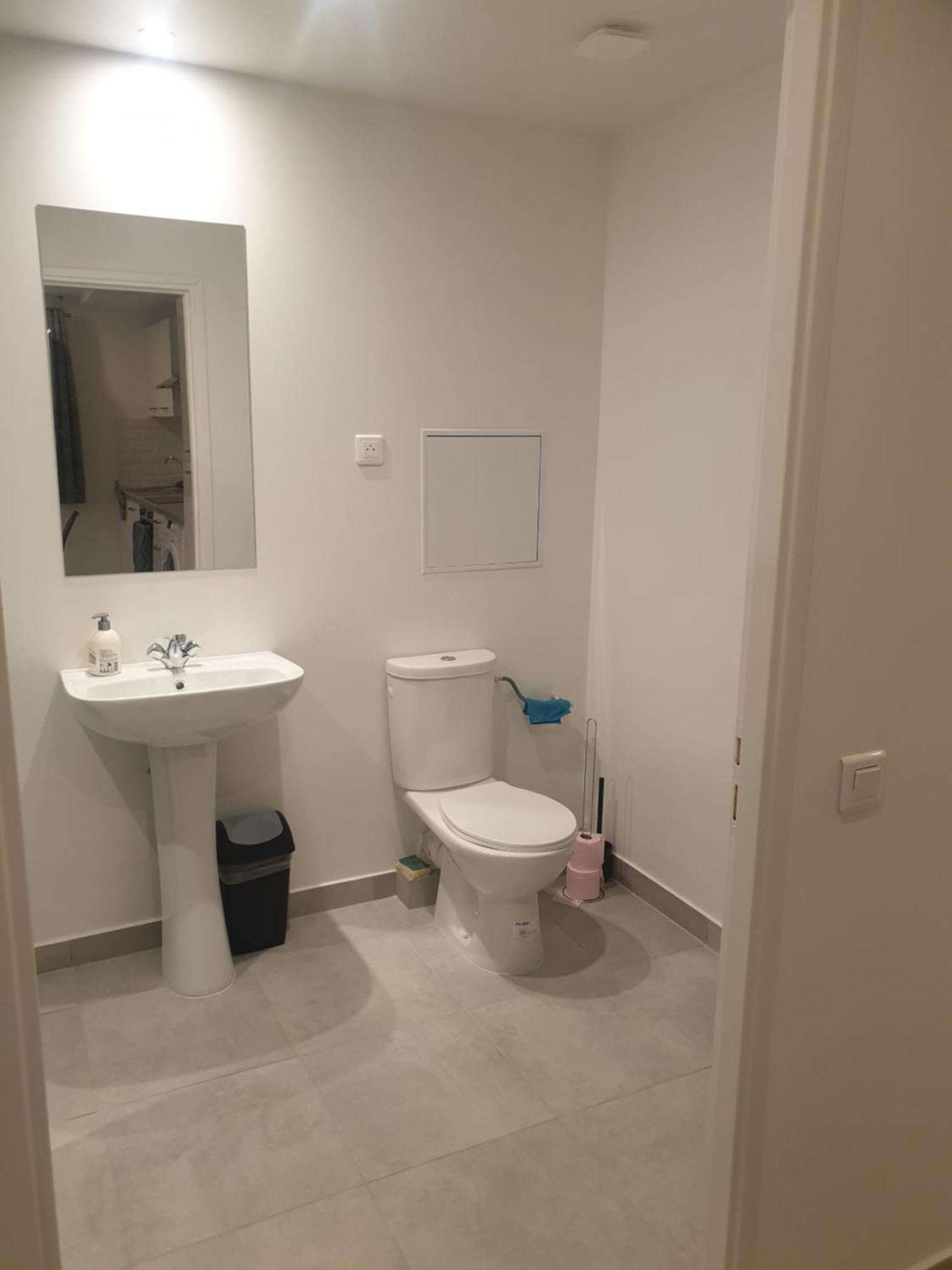 Renove 2023 Proche Aeroport 5min, Gare Sncf 2 Min, Tramway Au Pied De L'immeuble , Parking Possible, Renovated 2023 Near The Airport 5 Min, Train Station 2 Min, Tram Next To The Building 1 Min, Parking Possible