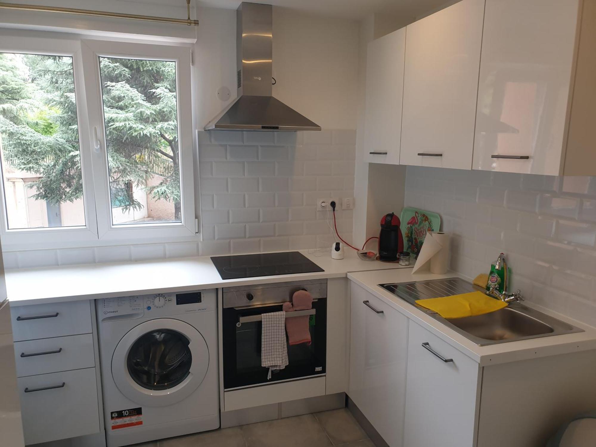 Apartment Renove 2023 Proche Aeroport 5min, Gare Sncf 2 Min, Tramway Au Pied De L'immeuble , Parking Possible, Renovated 2023 Near The Airport 5 Min, Train Station 2 Min, Tram Next To The Building 1 Min, Parking Possible *