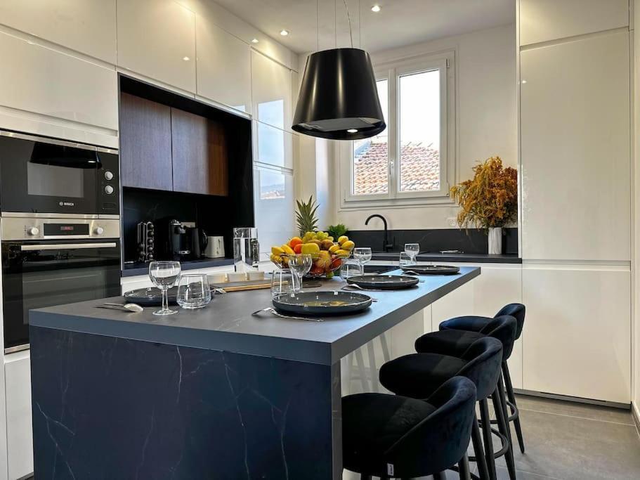 Chic Renovated 2 Bedroom Entire Or Only Private In Liberation In With Garage On Demand, Ac, Wi-fi And Tram Access Apartamento *