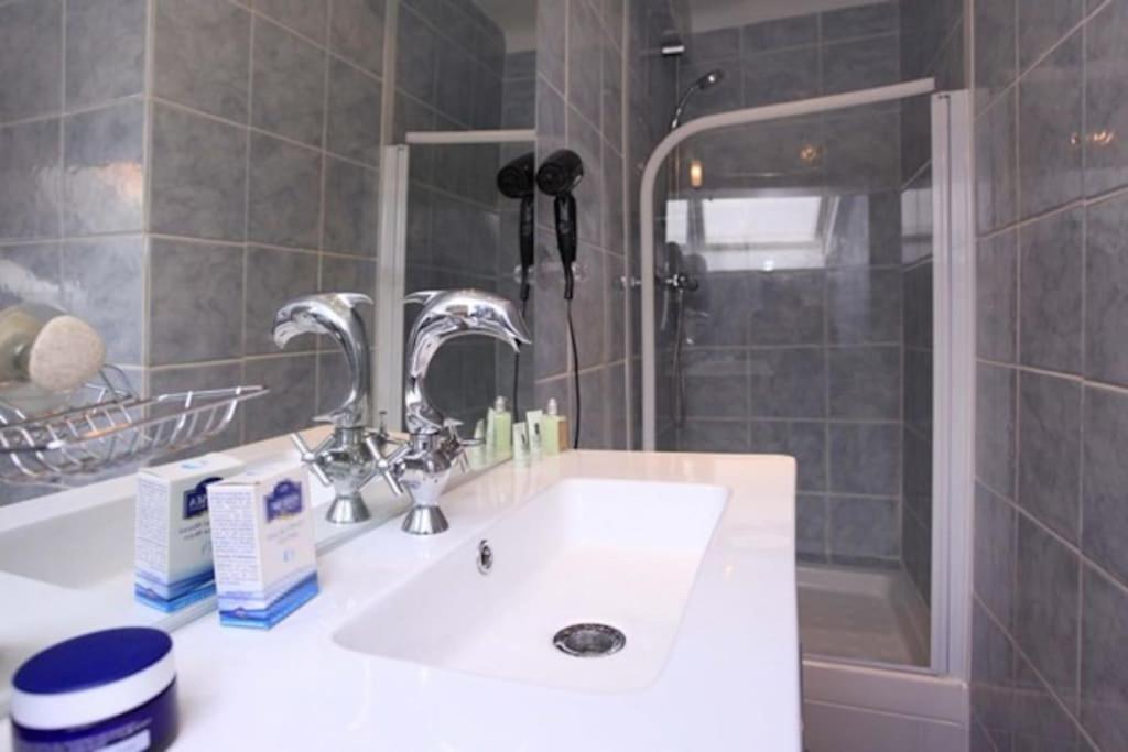 2 Adultes Quartier Vip, Et Commerce Sur Place ,et Mini 1 Enfant 6 Ans Max Apartment *