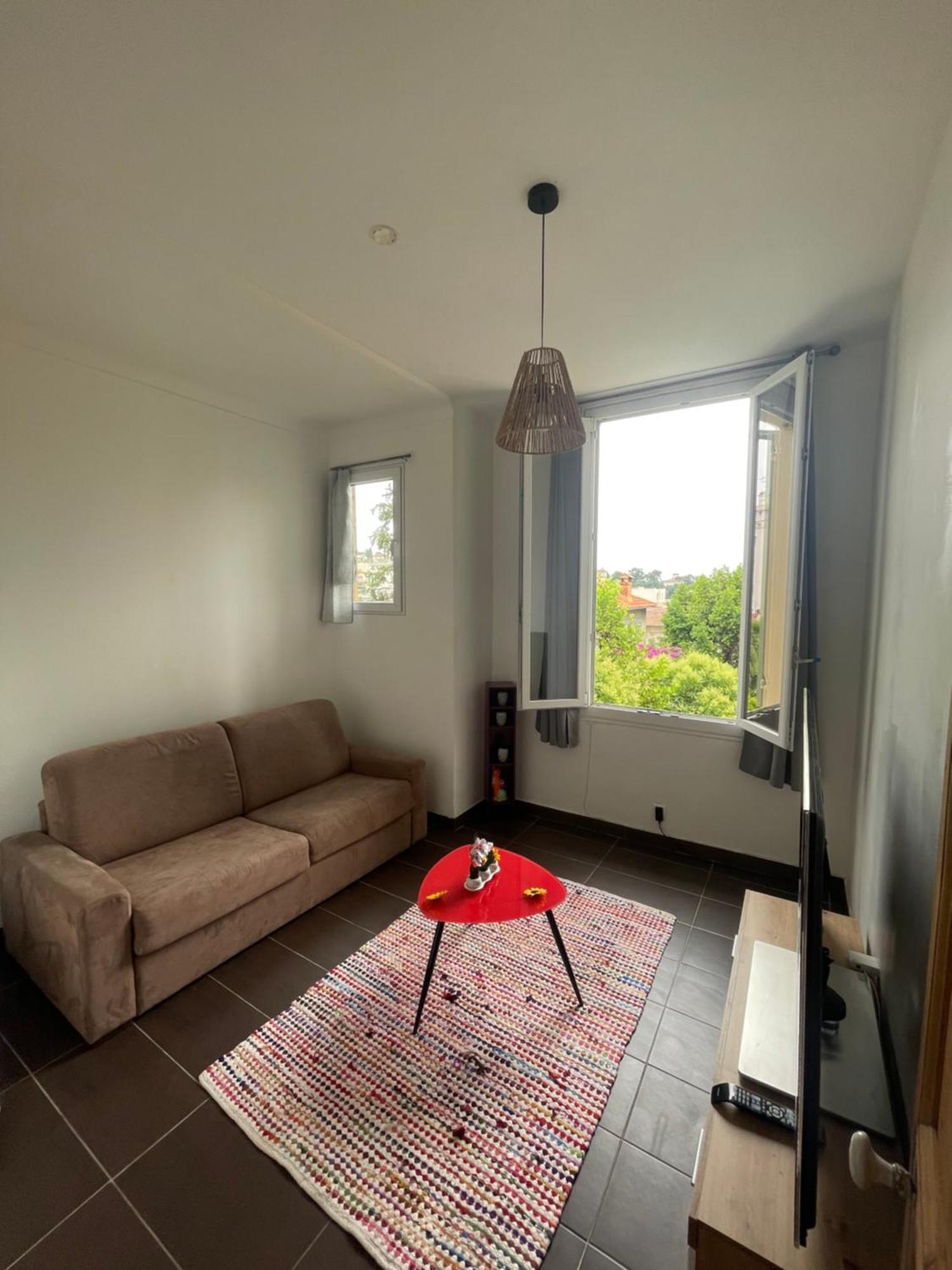 Apartment Charmant Dans Une Maison Nicoise *