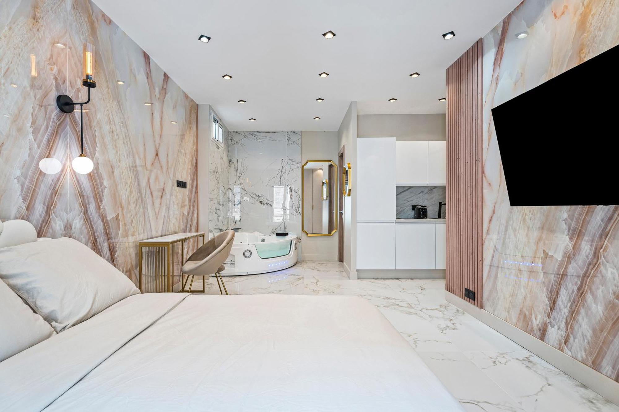 Renting - 8france - Luxury & Comfort Jacuzzi Massena Apartment Nice