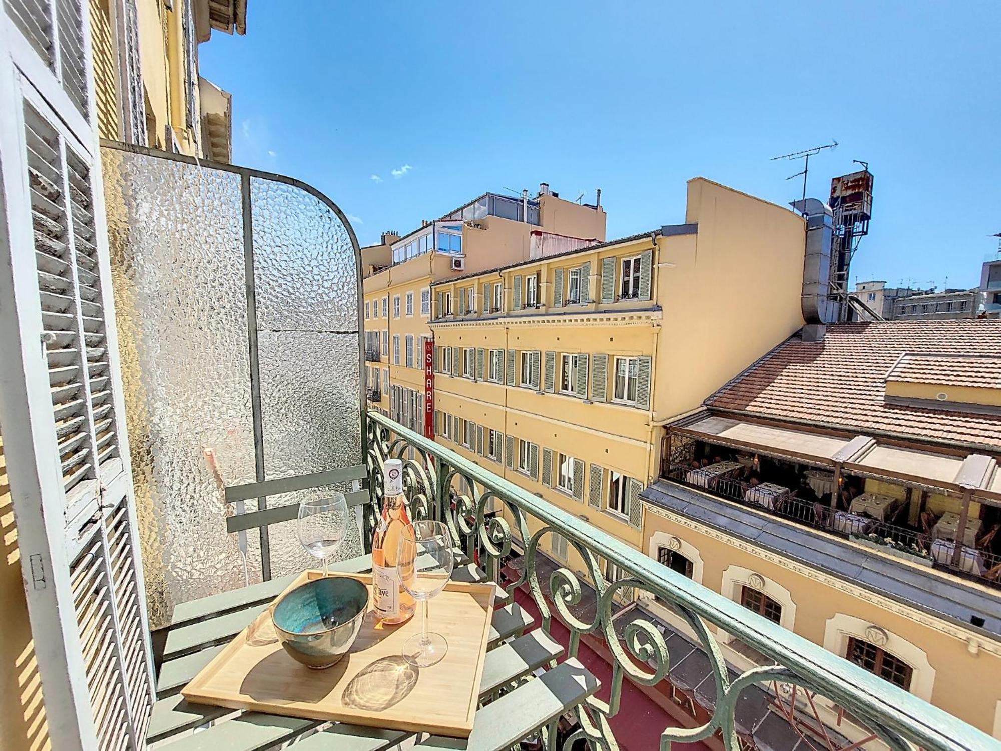 Nestor&jeeves - Trip - - Balcony