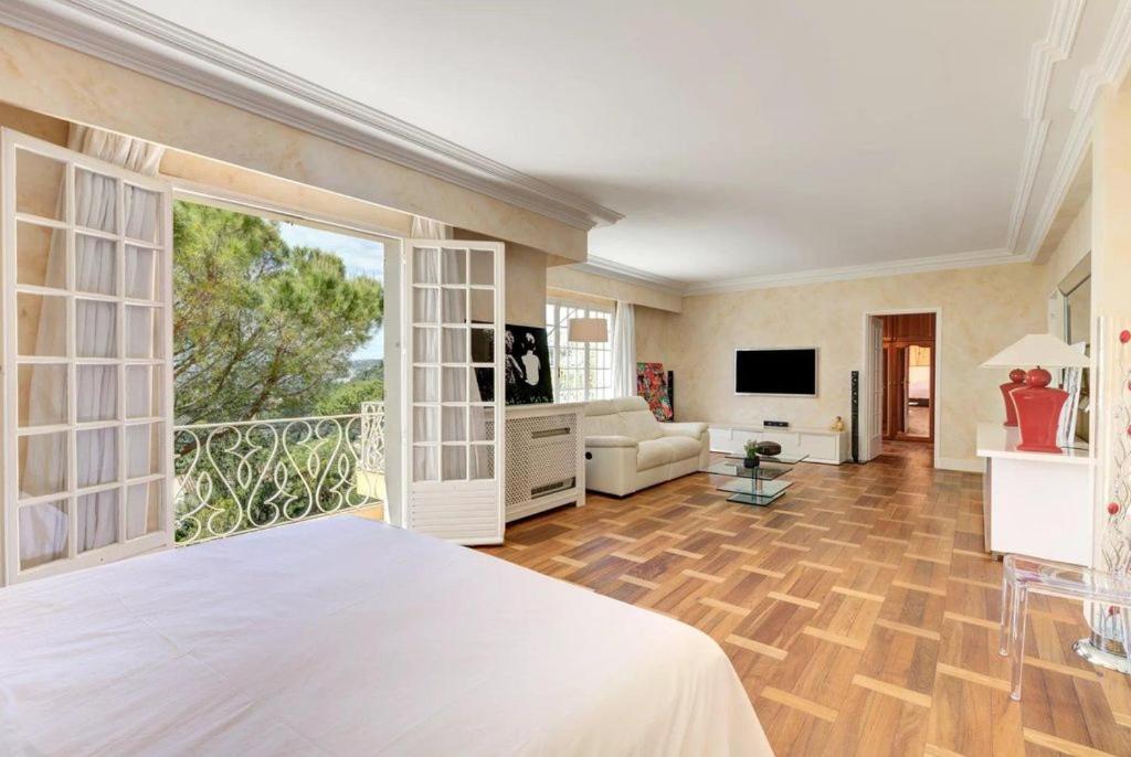 Seniff In Villa *