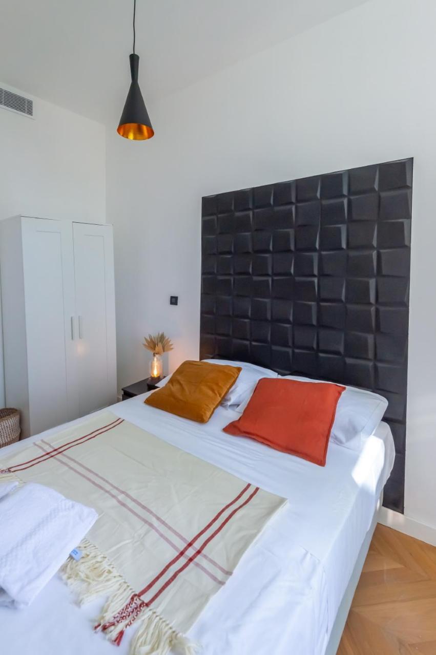 301a Charming 2 Refurbished Super Center *