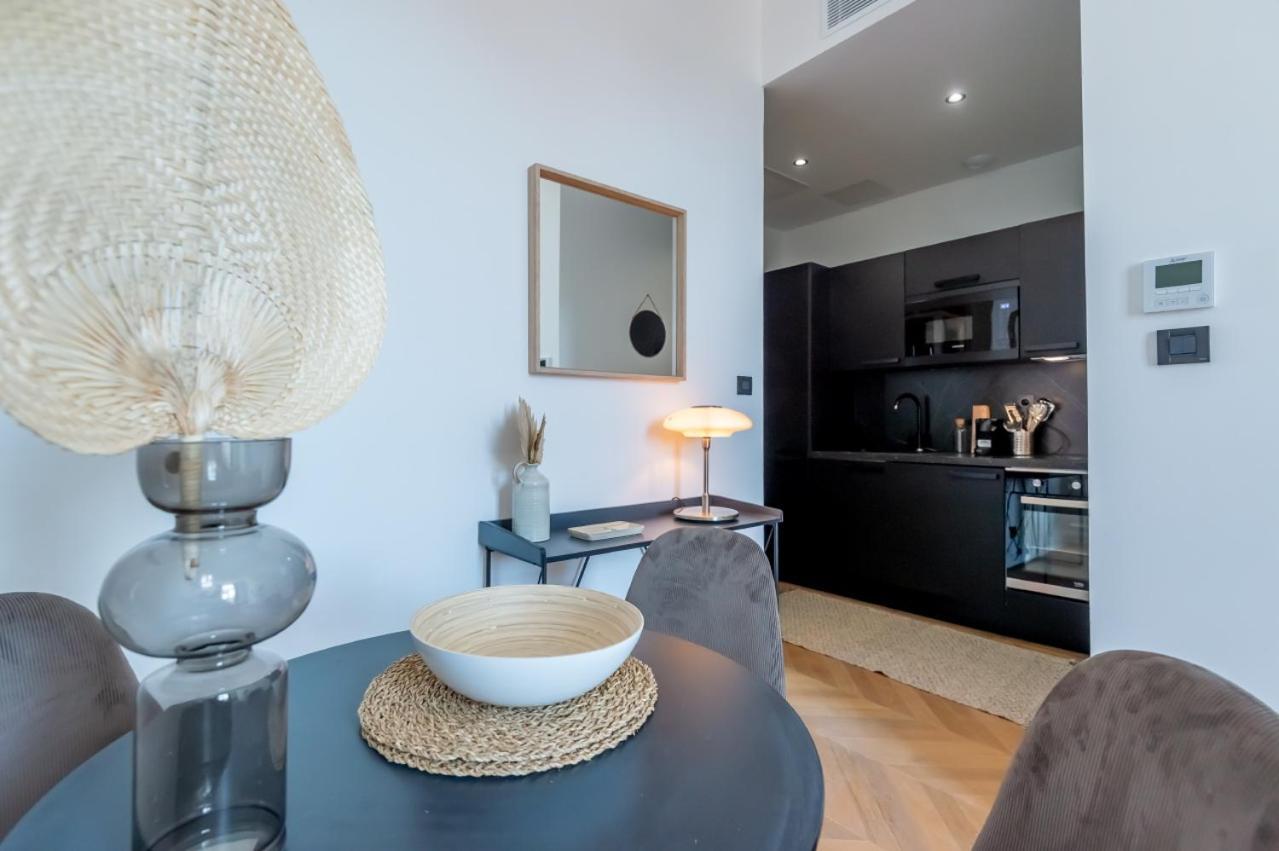 Apartment 301a Charming 2 Refurbished Super Center *