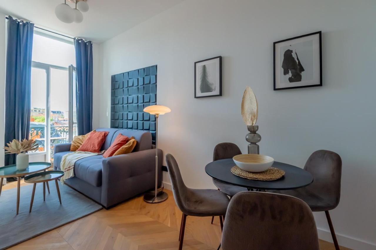 301a Charming 2 Refurbished Super Center Apartment