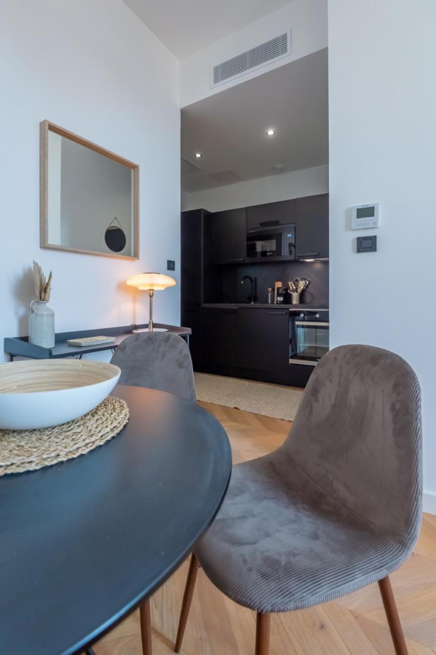 301a Charming 2 Refurbished Super Center Apartment *