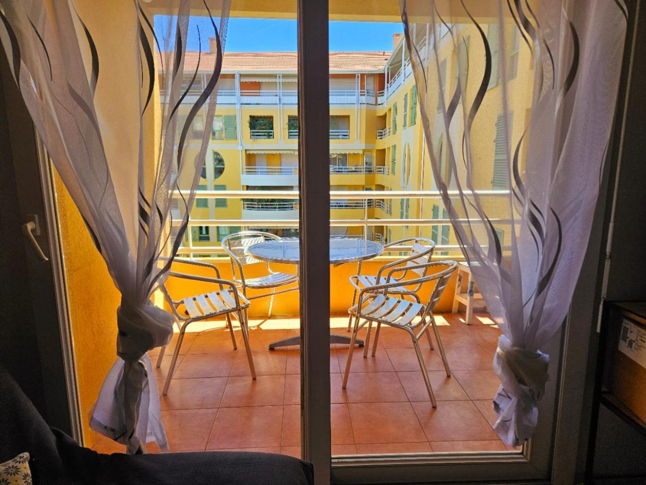 Apartment Studio Lumineux En Plein Centre-ville, Avec Terrasse Privee Sur Cour, Situe Place Du Pin *