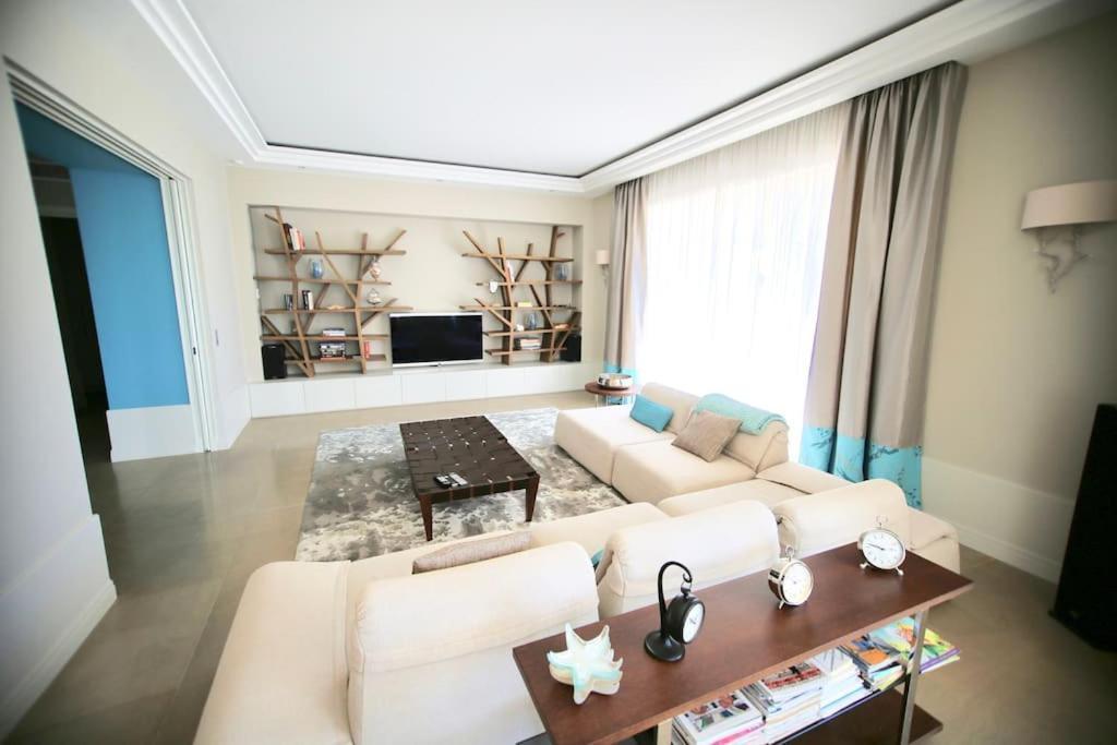 Seniff In Villa *