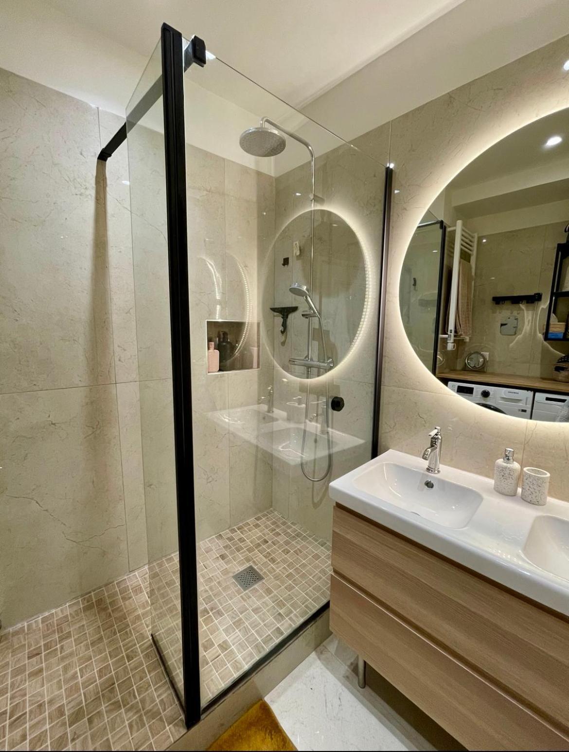 Bright, Spacious 2 Bedroom Apartment, Walk To & Old Town * Nice