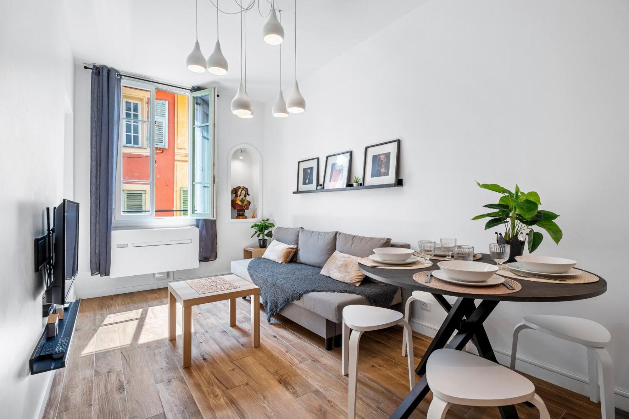 Renting - Rossetti - Modern Haven Heart Of Old *
