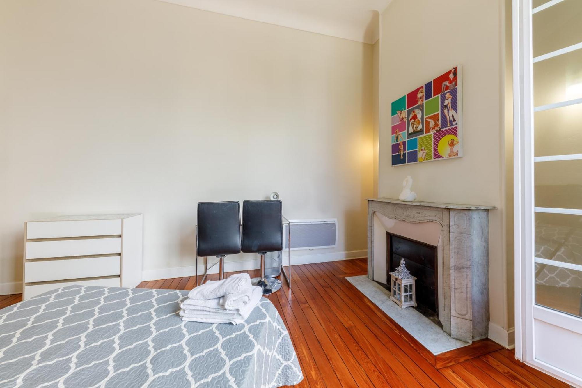 Prestige Designer Apartment, Super