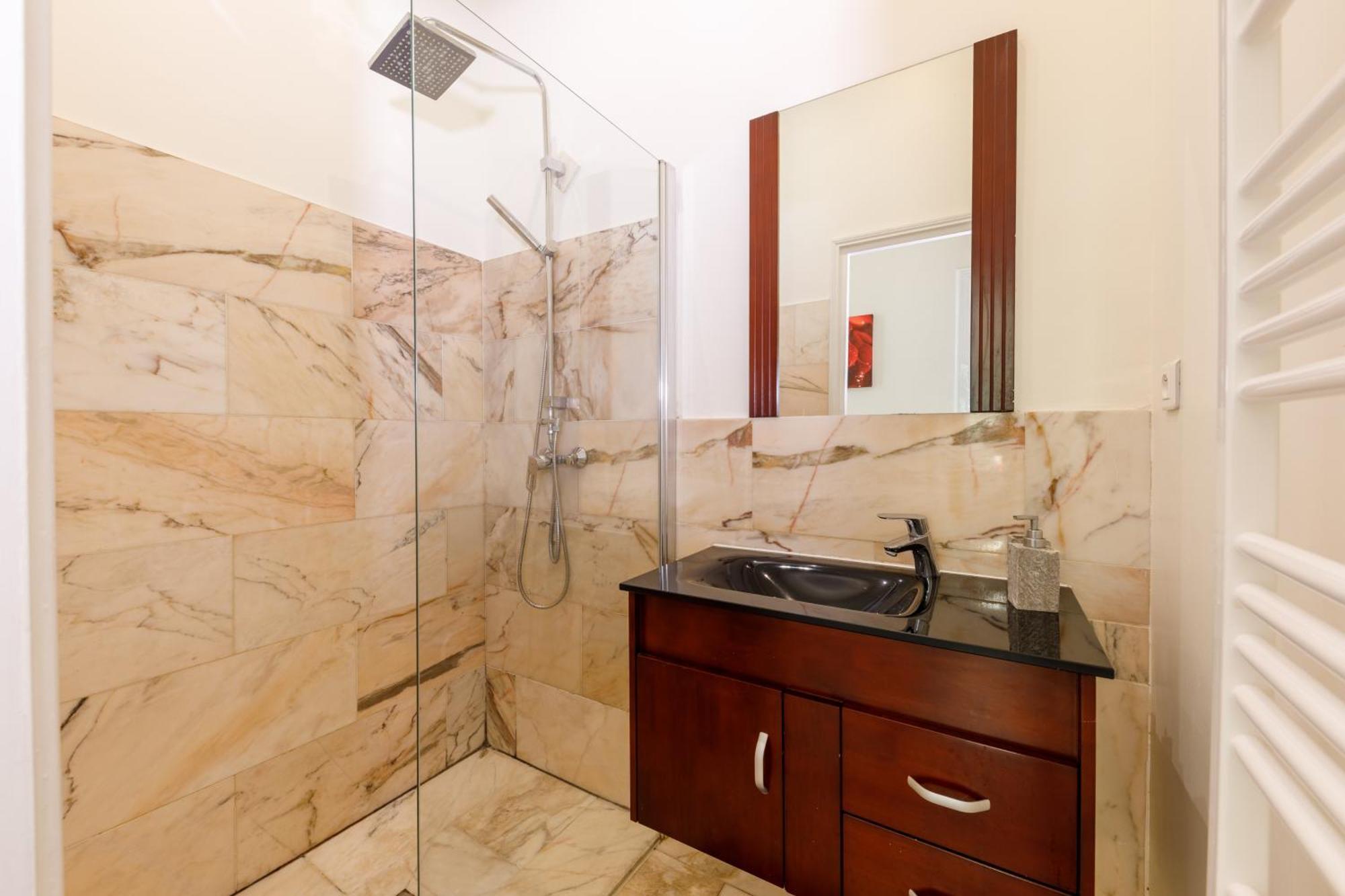 Prestige Designer Apartment, Super