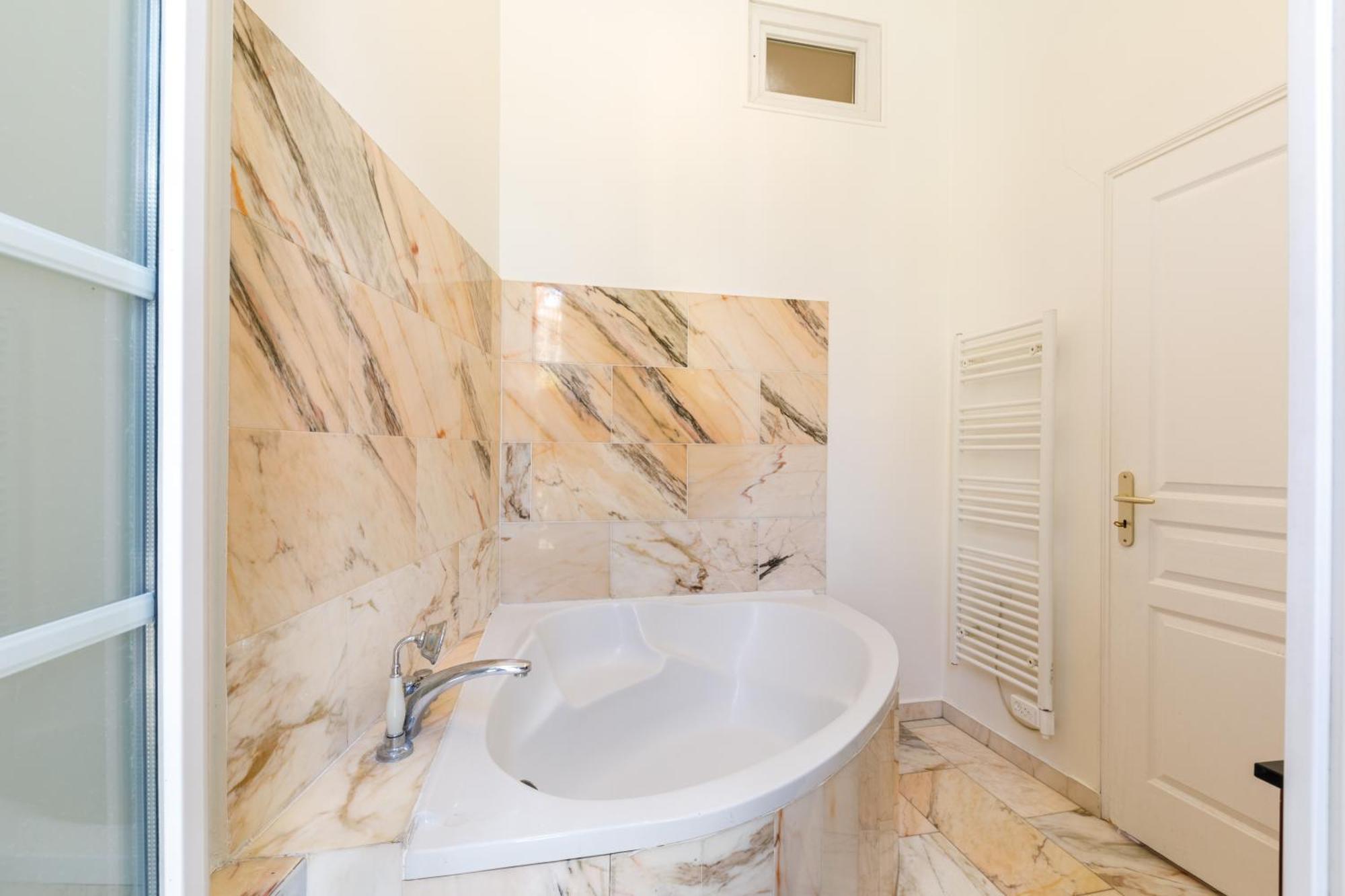 Prestige Designer Apartment, Super