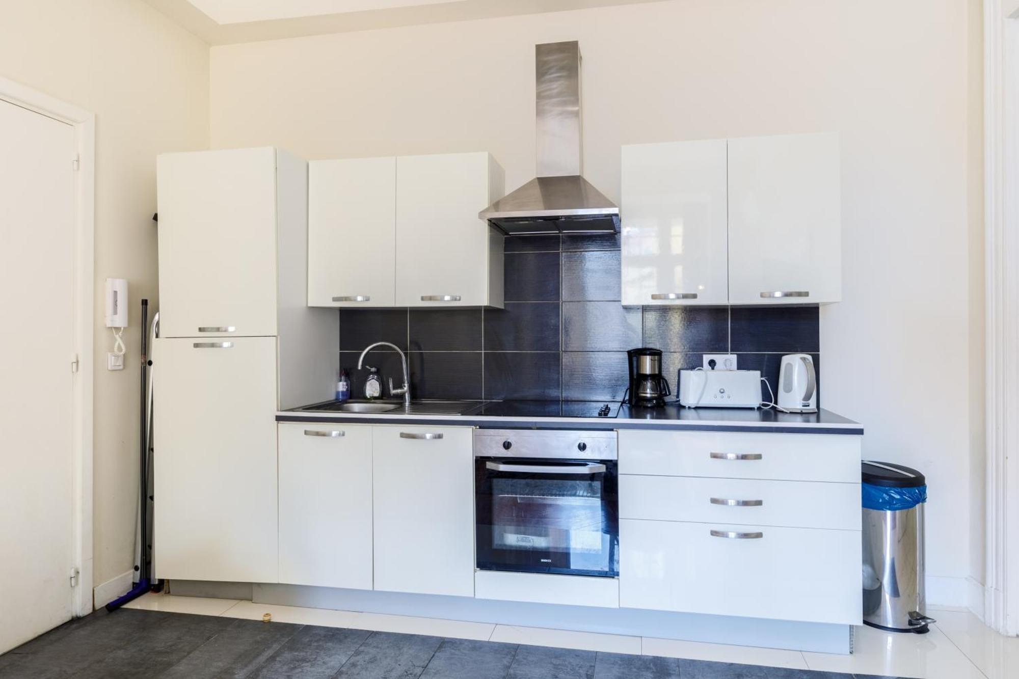Prestige Designer Apartment, Super