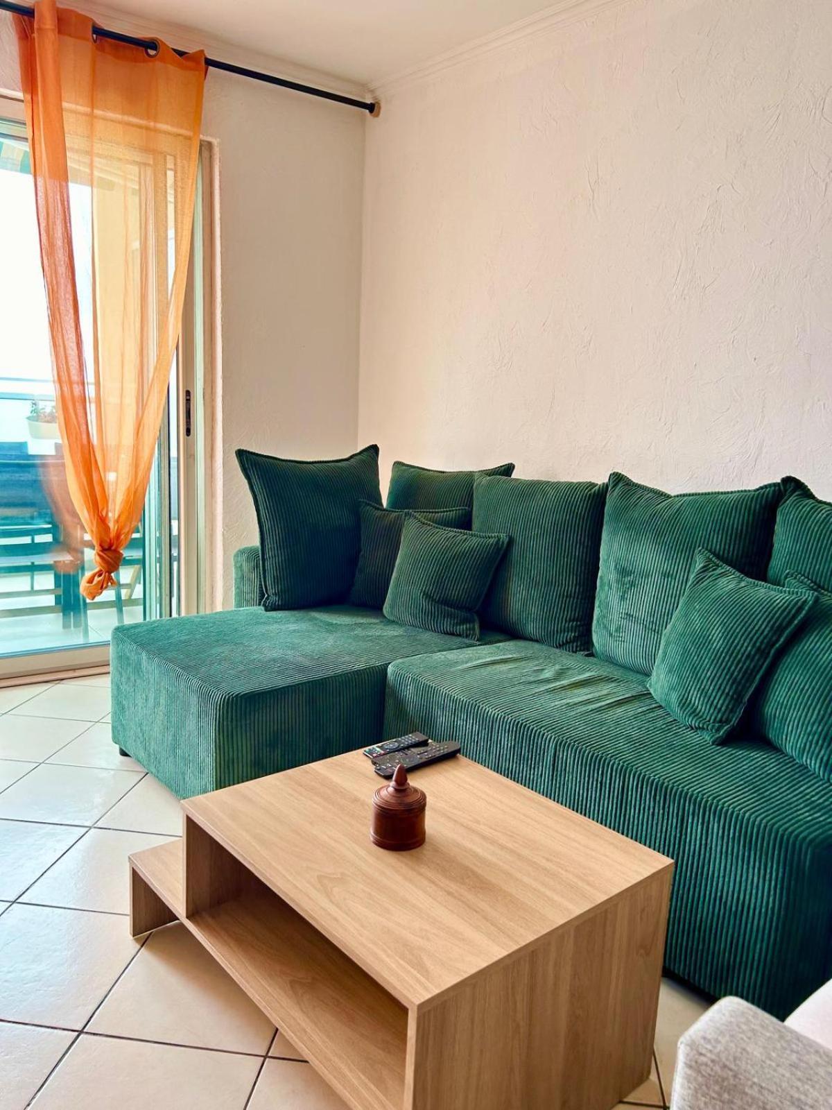 A Charming Corner On The Promenade Des Anglais