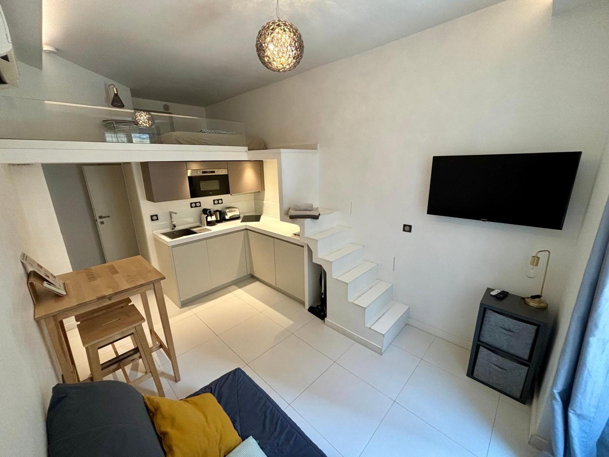 Apartment A Louer Au Coeur Du Carre Dor A Nice, Rue Dalpozzo A 150 Metres Des Plages