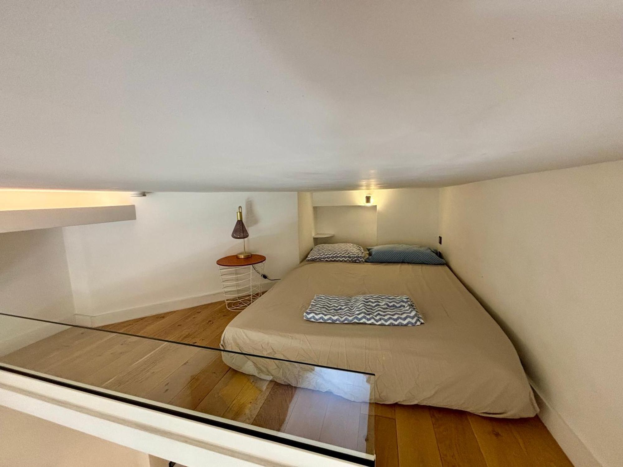 Apartment A Louer Au Coeur Du Carre Dor A Nice, Rue Dalpozzo A 150 Metres Des Plages *