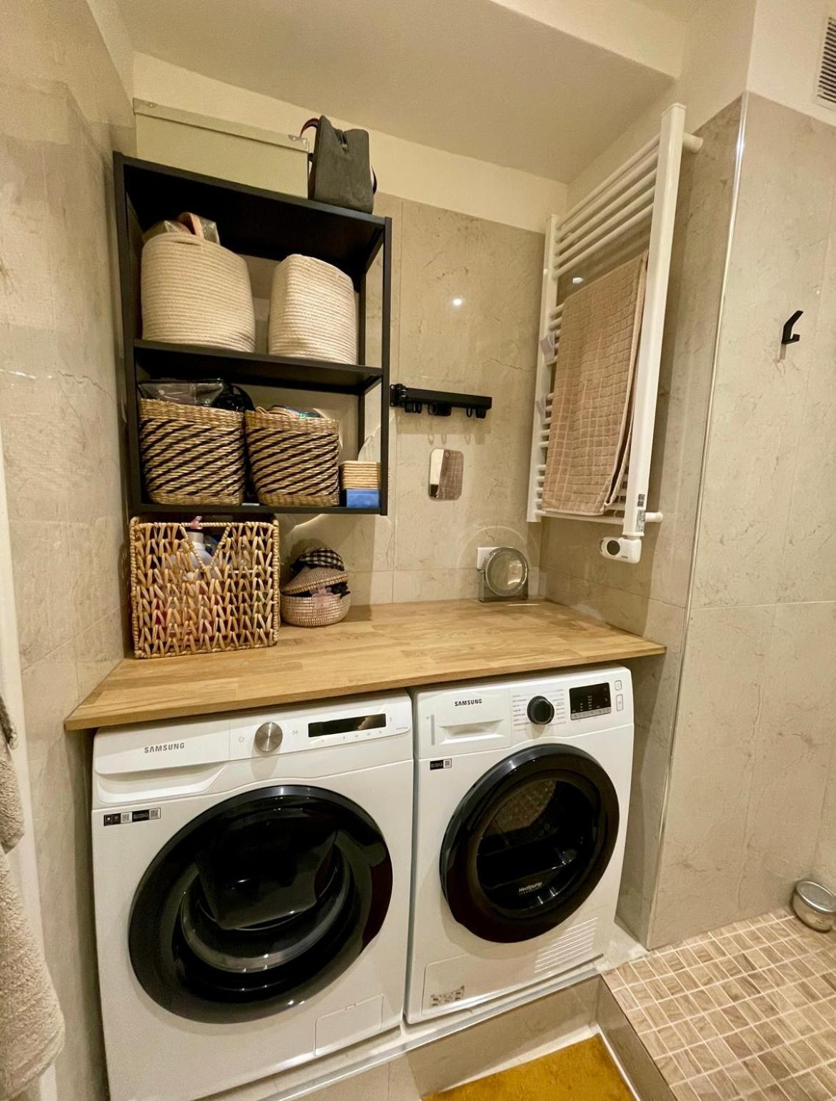 Bright, Spacious 2 Bedroom Apartment, Walk To & Old Town Apartment