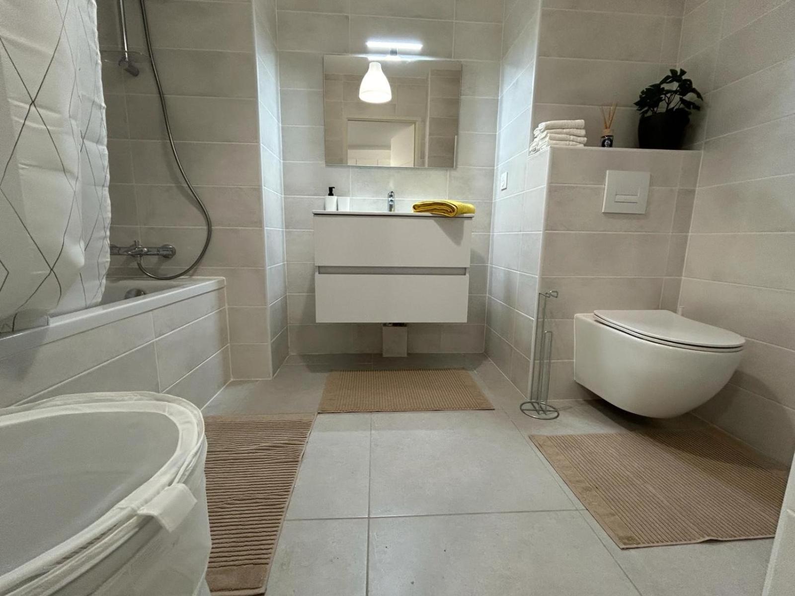 Fabron Hills Apartamento *