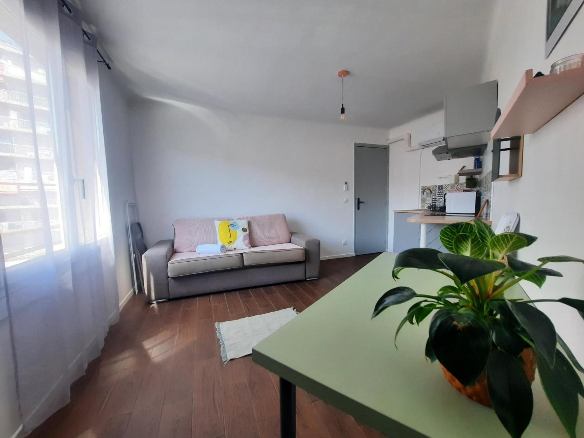 Homestay La 3, Climatisee Ac, Cuisine Privee, Calme *