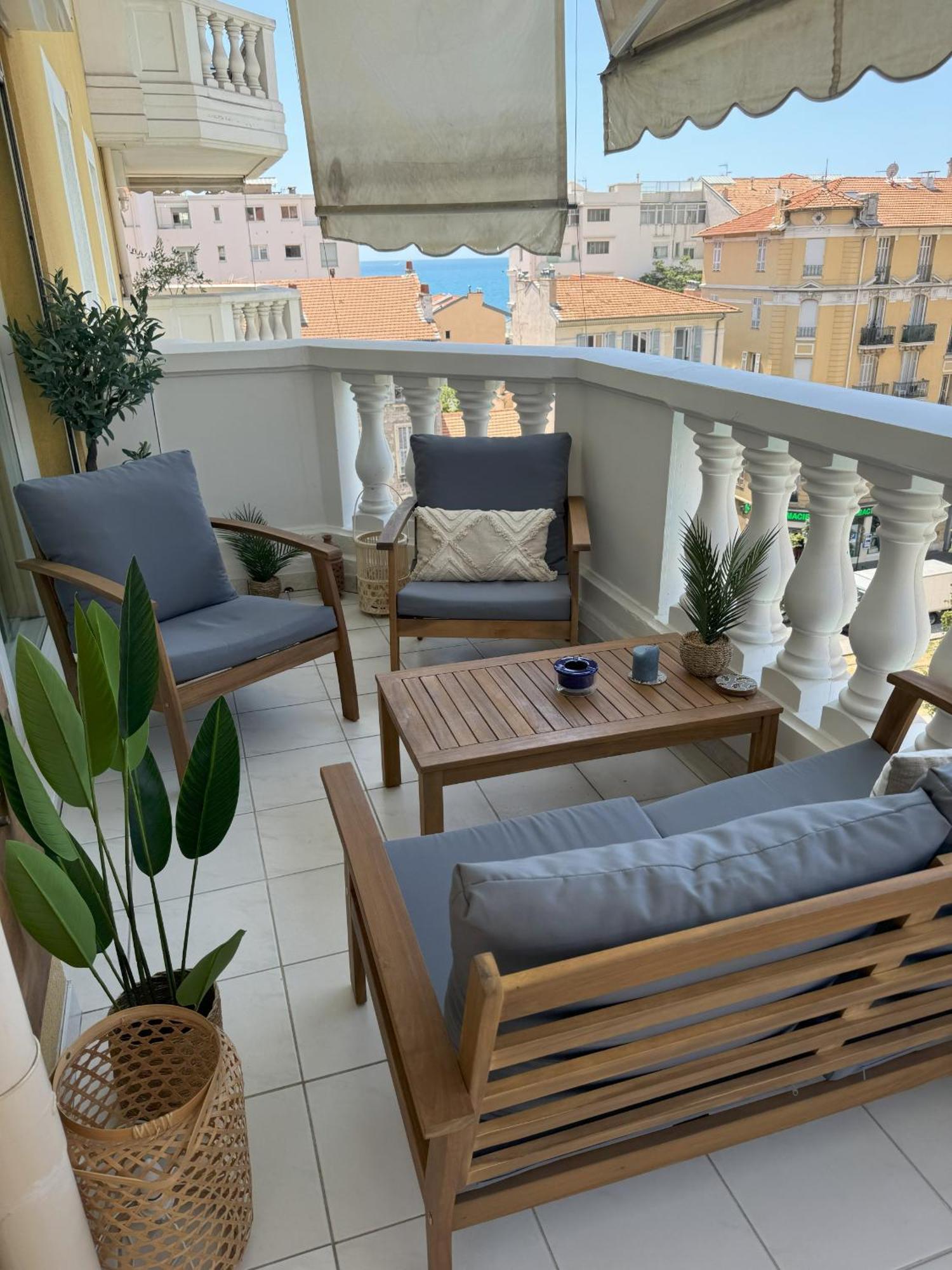 Apartment Elegant With Sea View And Swimming Pool Nice