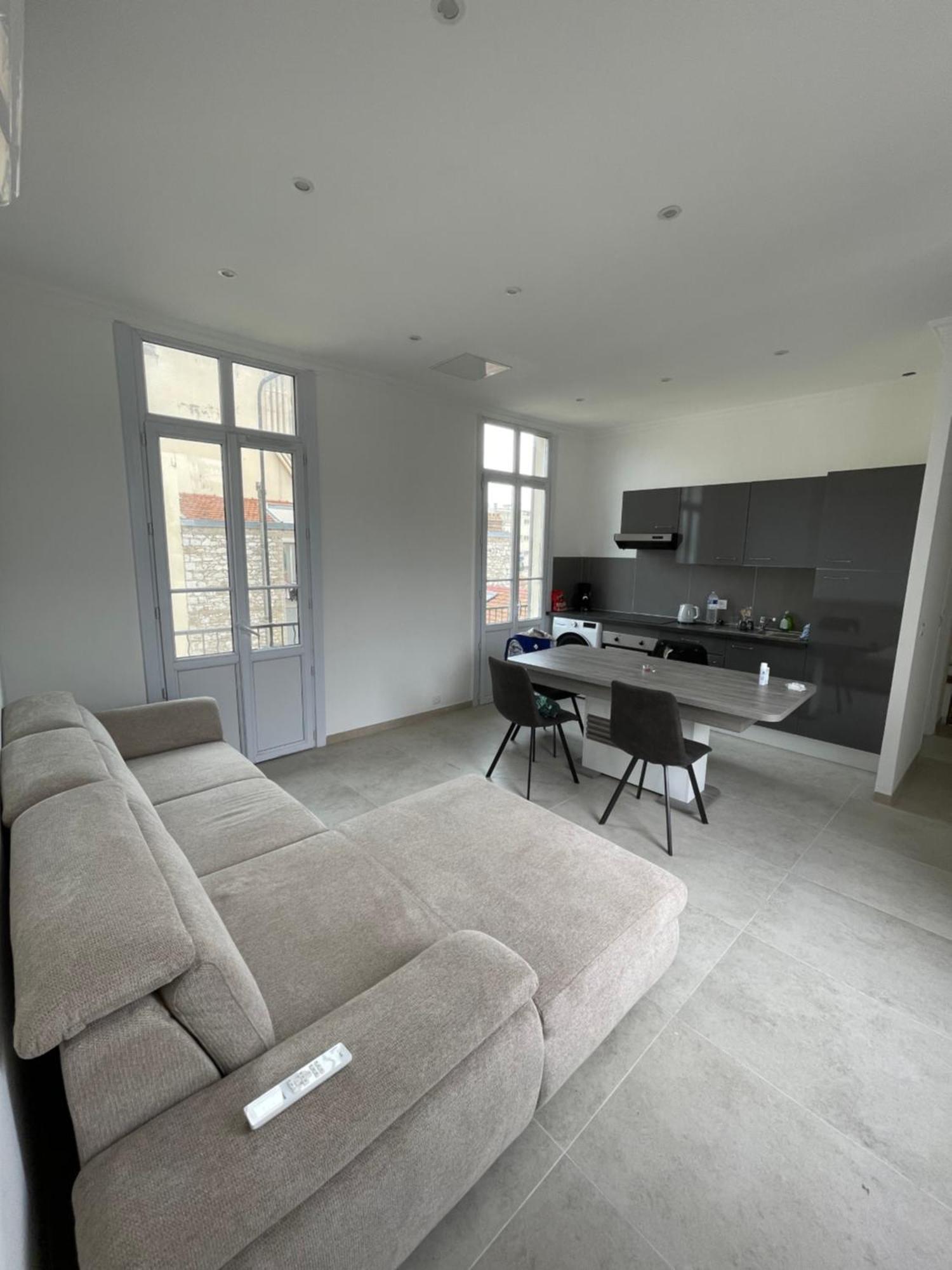 Apartment Cosy Flat 250m From