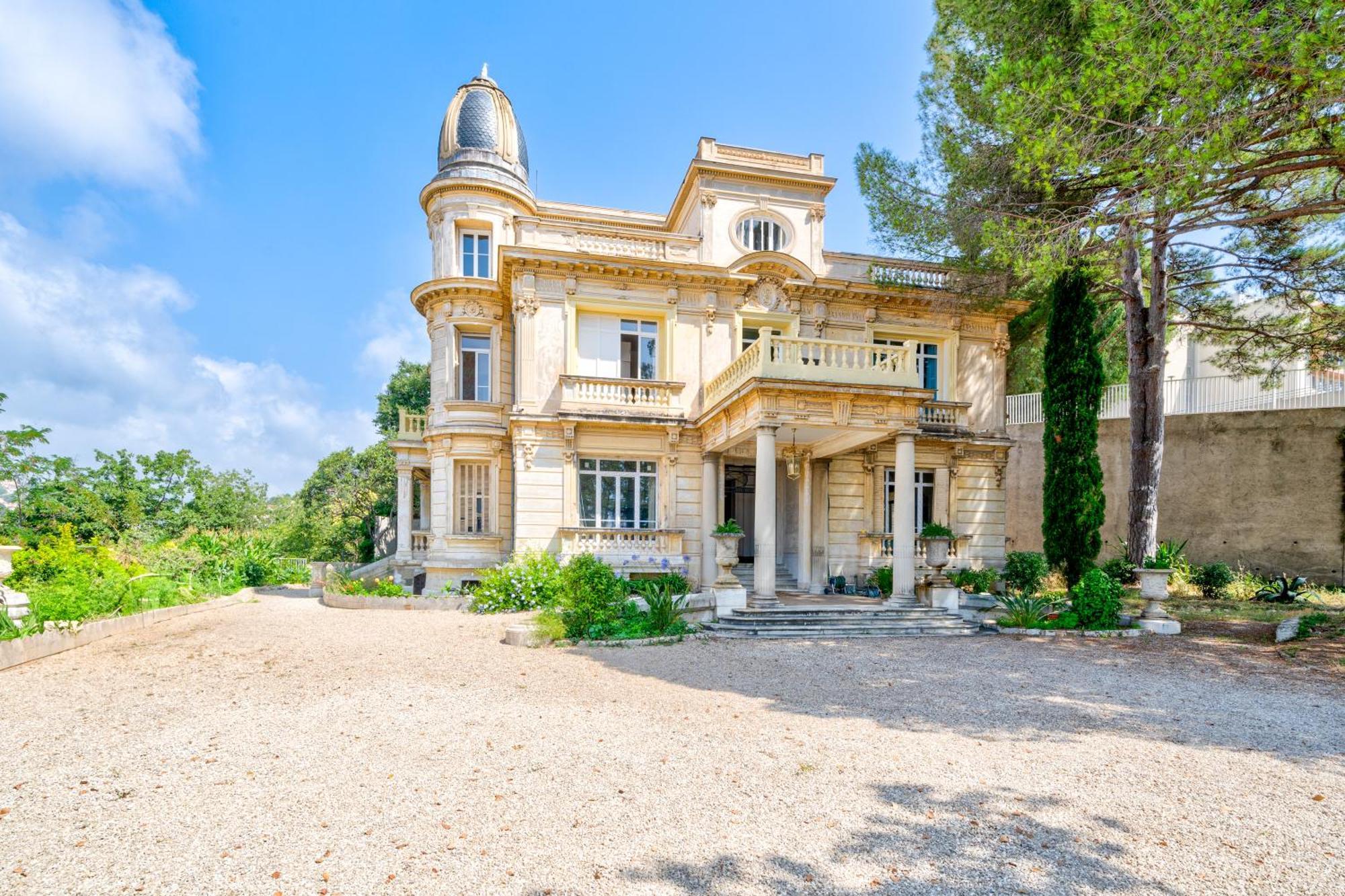 Monique - Le Luxe Proche De La