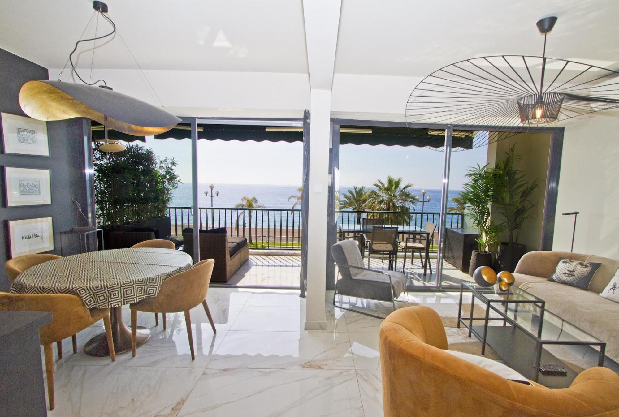 Luxury Flat Beachfront Apartment *