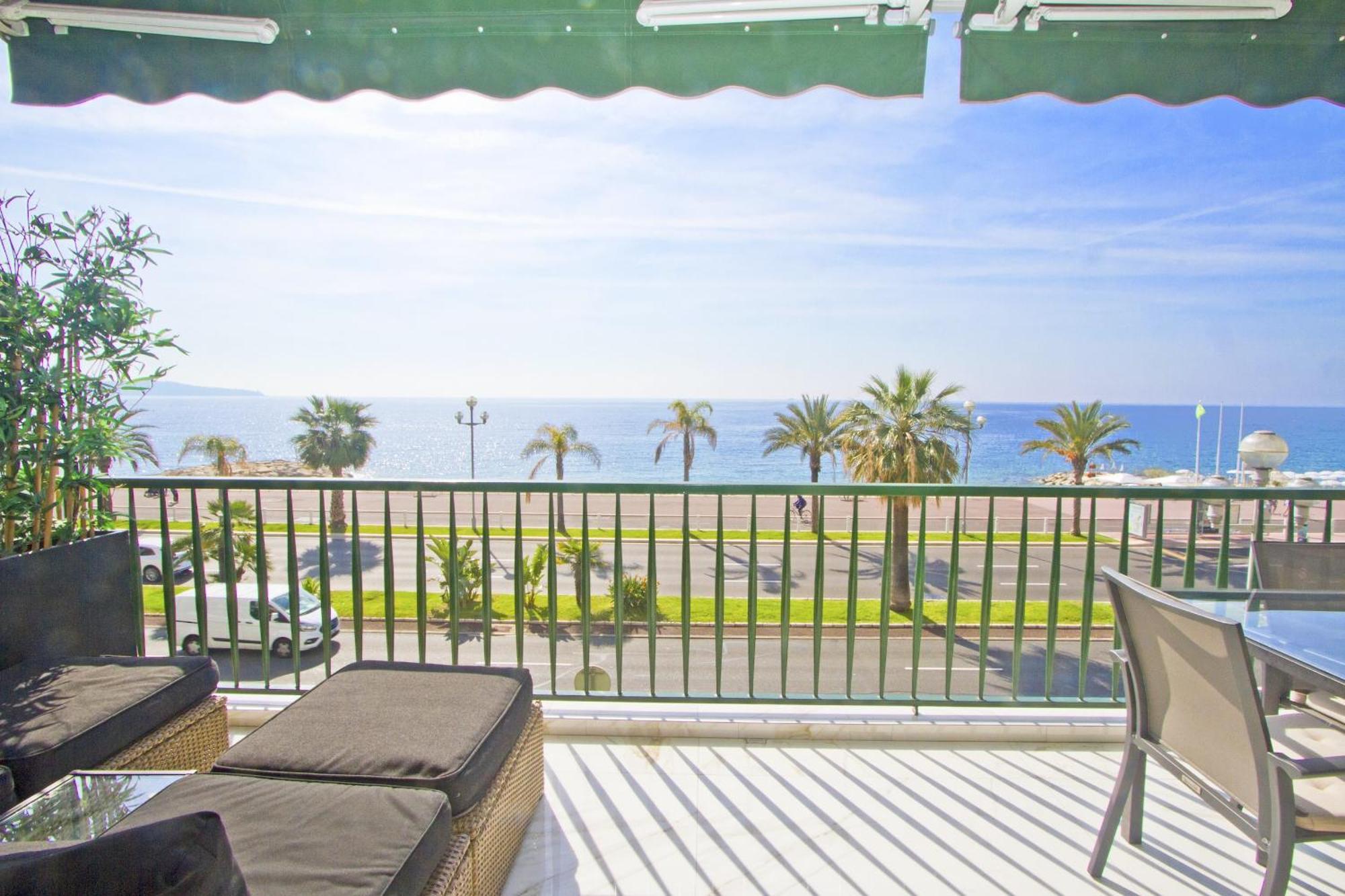 Luxury Flat Beachfront Apartment *