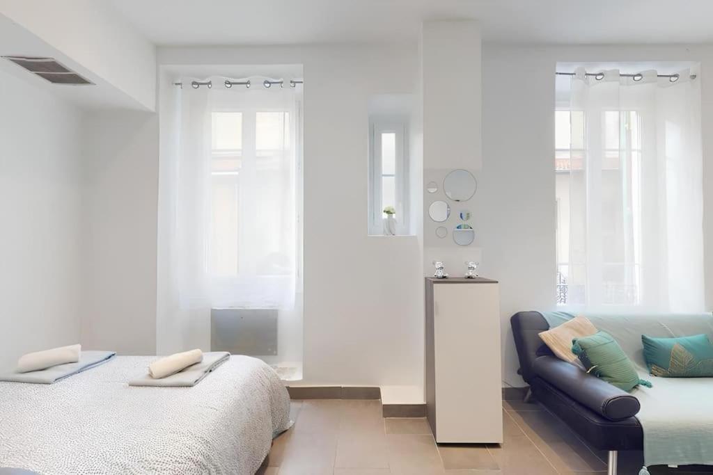 Auguste Gal - Charmant Studio Port De *