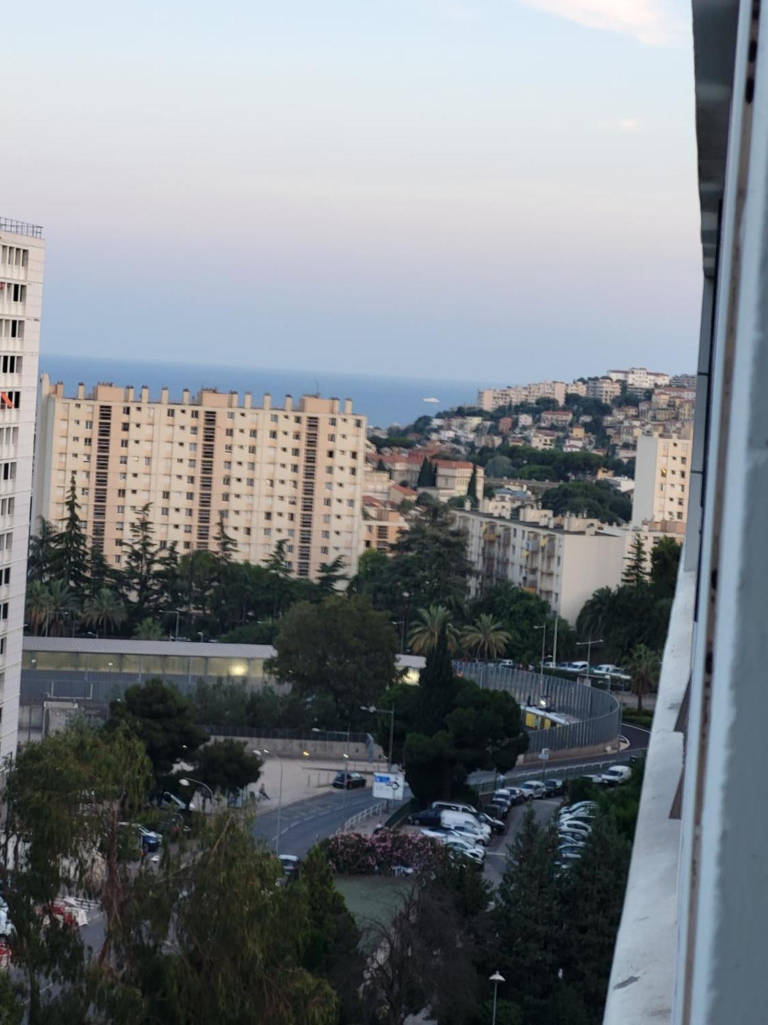 Private Room-1 In Hannana Apartment- 2 Min Walk To Tram 12 Min To Train Station 15 Min To Massena Place Homestay *