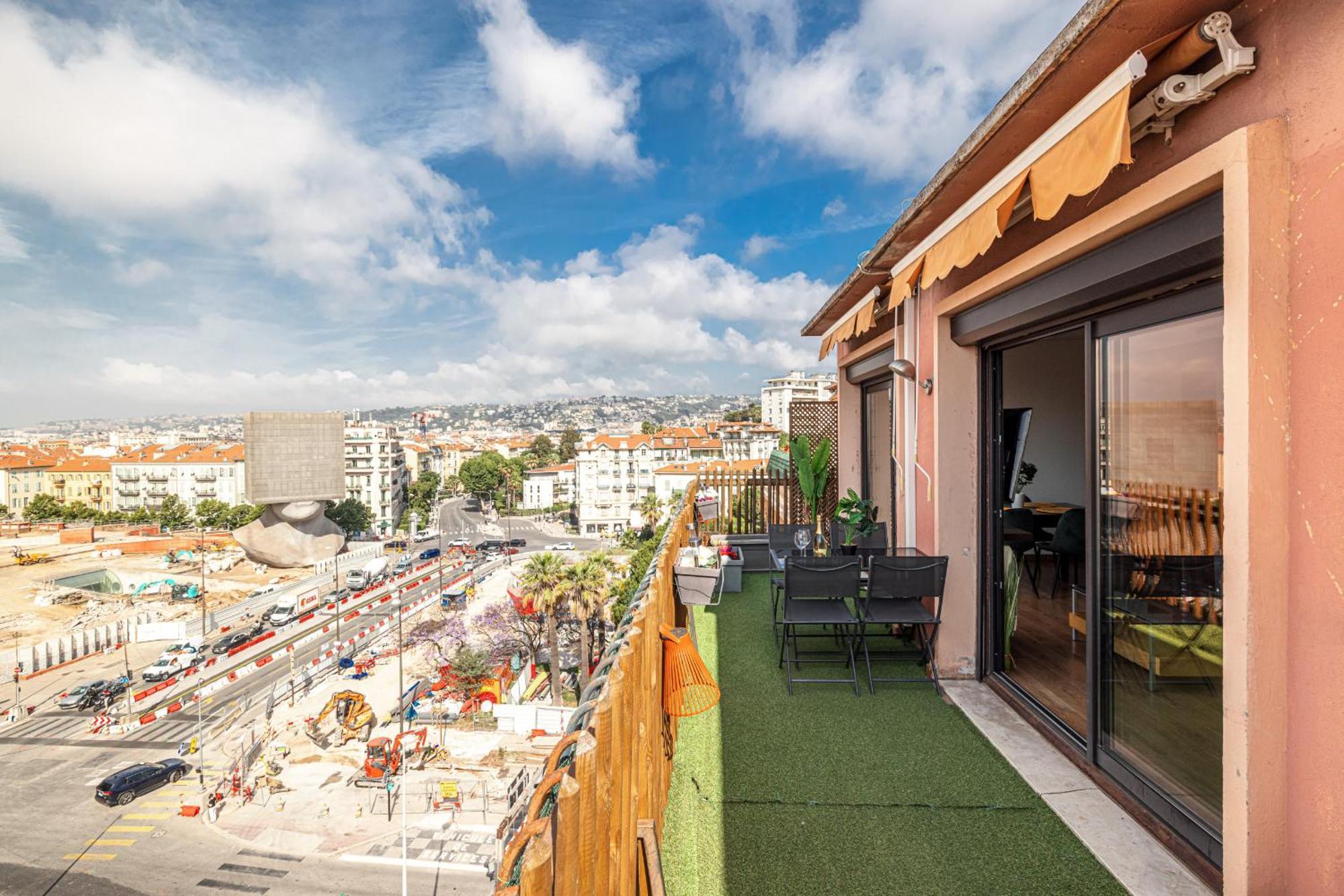 Open Sky Terrace Lage 1 Bdr & Parking