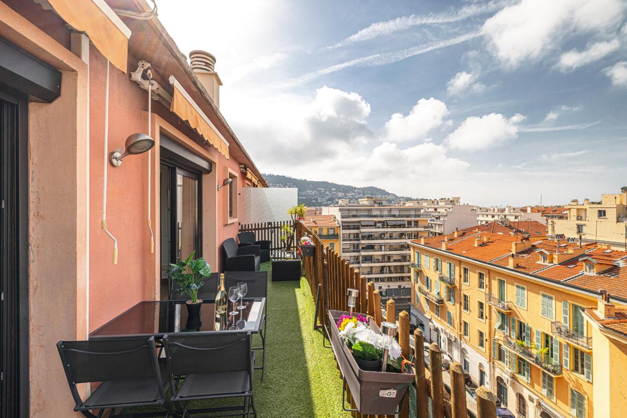 Open Sky Terrace Lage 1 Bdr & Parking * Nice