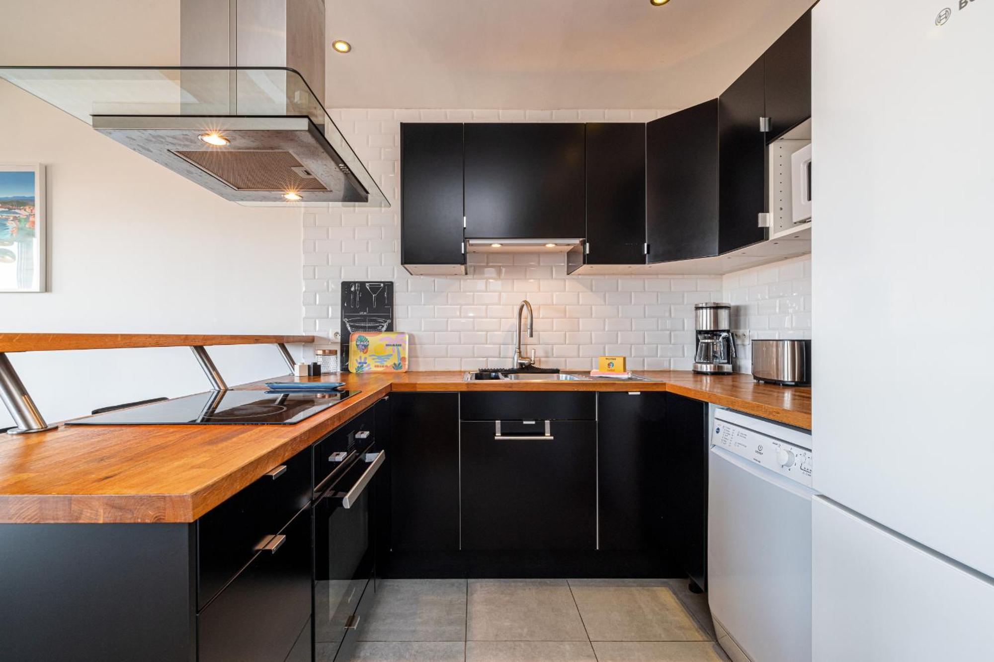 Open Sky Terrace Lage 1 Bdr & Parking Apartment