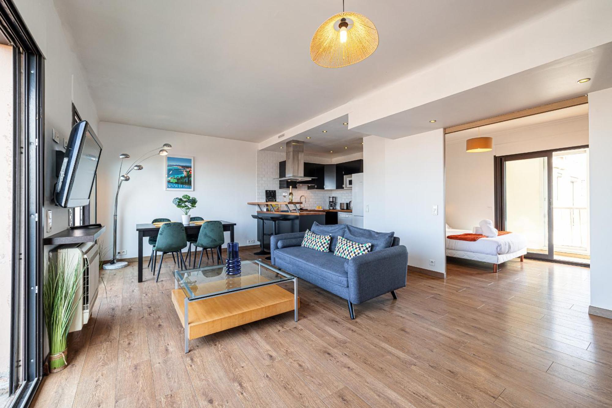 Open Sky Terrace Lage 1 Bdr & Parking * Nice
