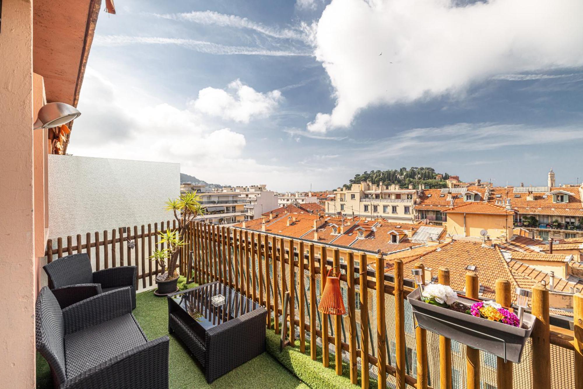 Open Sky Terrace Lage 1 Bdr & Parking Apartment