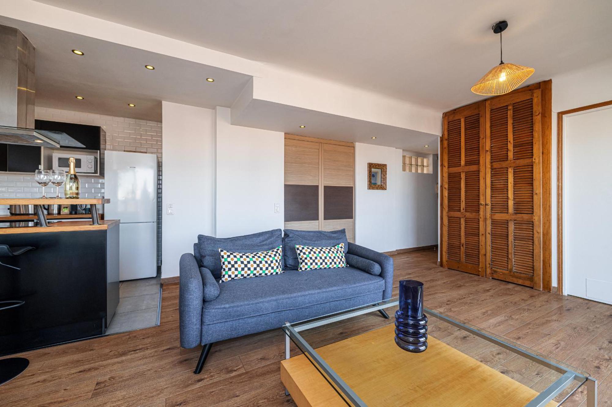 Open Sky Terrace Lage 1 Bdr & Parking Apartment *