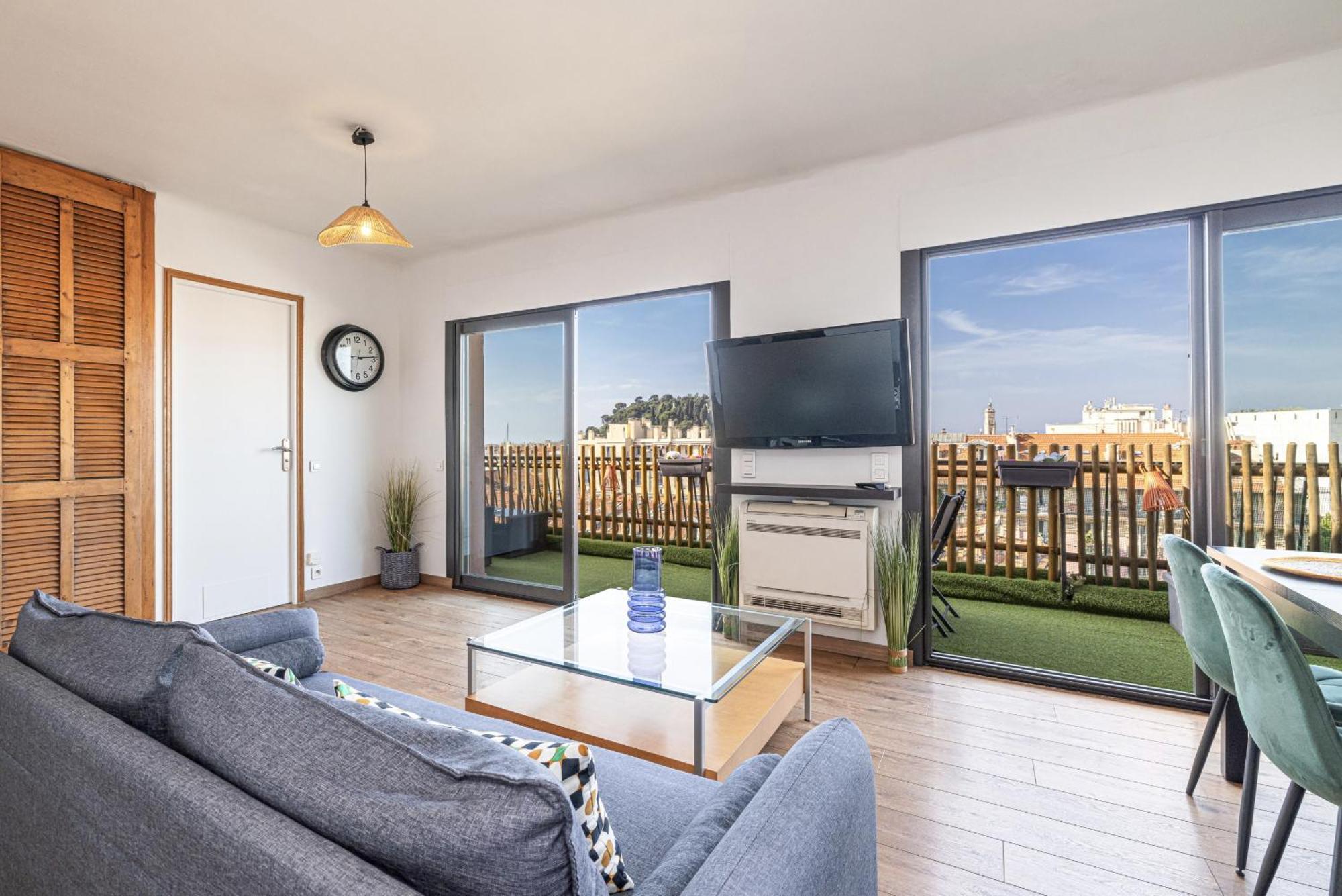 Open Sky Terrace Lage 1 Bdr & Parking * Nice