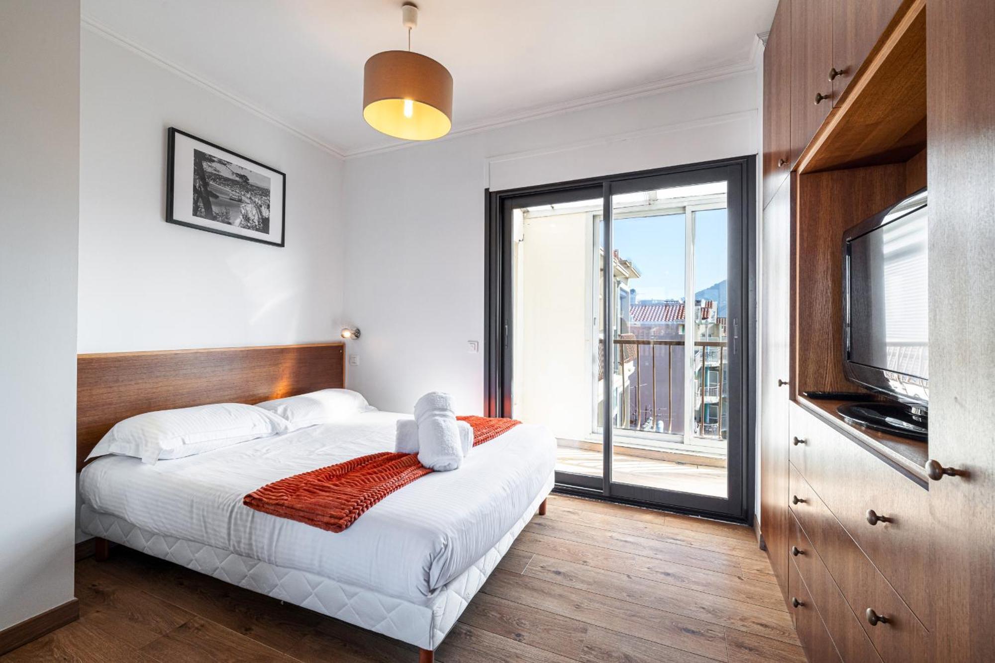 Open Sky Terrace Lage 1 Bdr & Parking Apartment