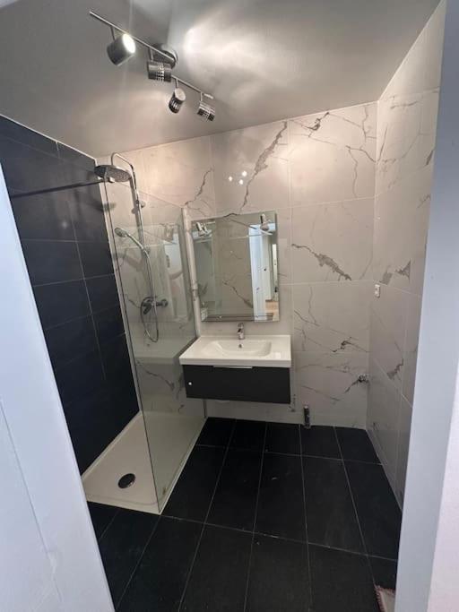 Apartment Superbe De 3p Pieces Dans Avec Piscine Et Climatisation *